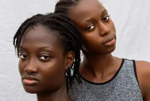 twisting and retwisting natural hair black woman